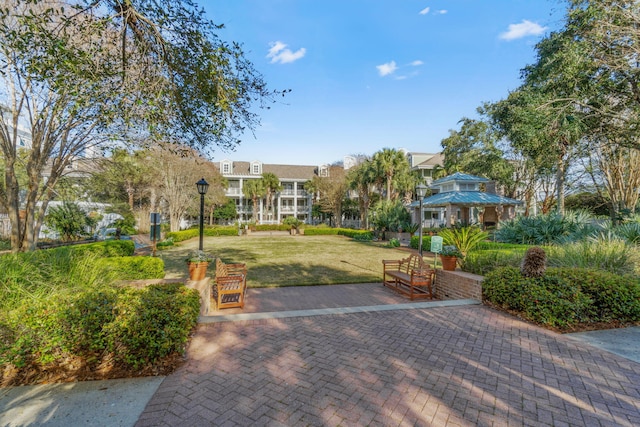 view of property's community featuring a lawn