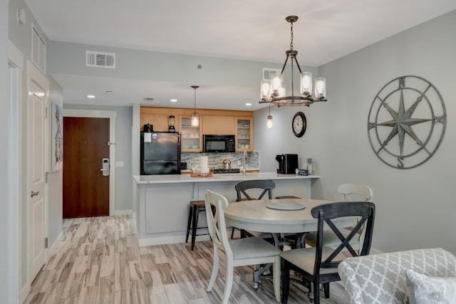 dining space with recessed lighting, visible vents, light wood-style flooring, and baseboards