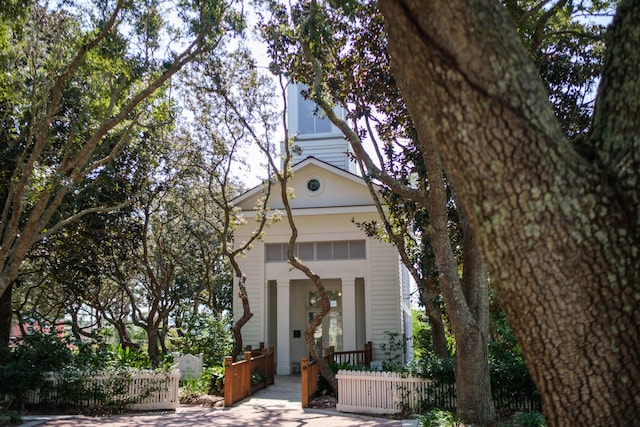 view of front of house featuring a fenced front yard and a porch