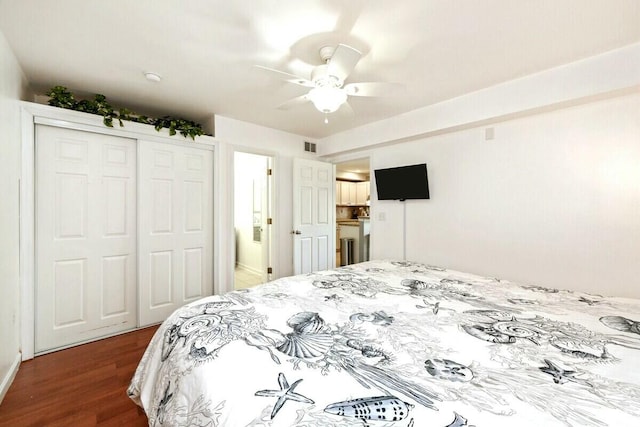 bedroom featuring a closet, visible vents, a ceiling fan, and dark wood-style flooring