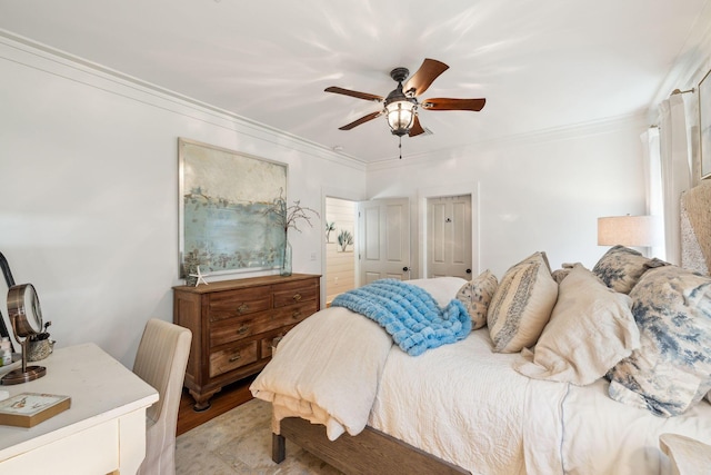 bedroom featuring light wood-style flooring, crown molding, and ceiling fan