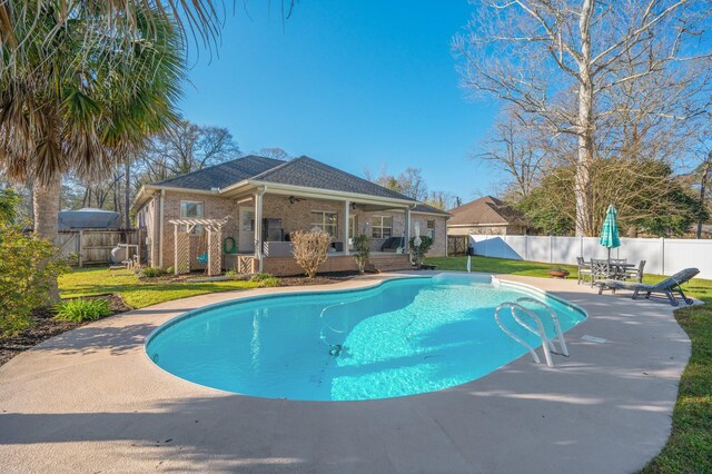 view of pool featuring a fenced backyard, a fenced in pool, a patio, and a ceiling fan