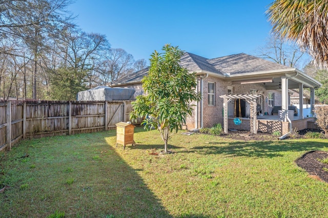 view of yard featuring a fenced backyard and ceiling fan