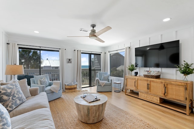 living room with recessed lighting, visible vents, light wood-style floors, and ceiling fan