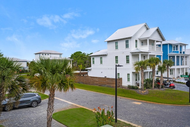 view of front of home featuring metal roof and a front yard