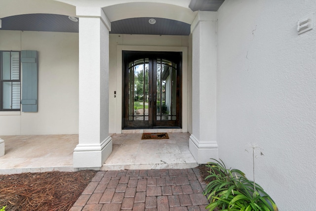 property entrance featuring stucco siding