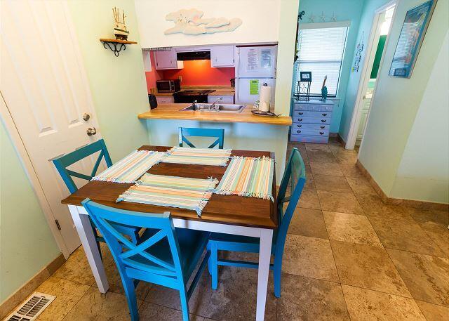 dining space featuring visible vents and baseboards