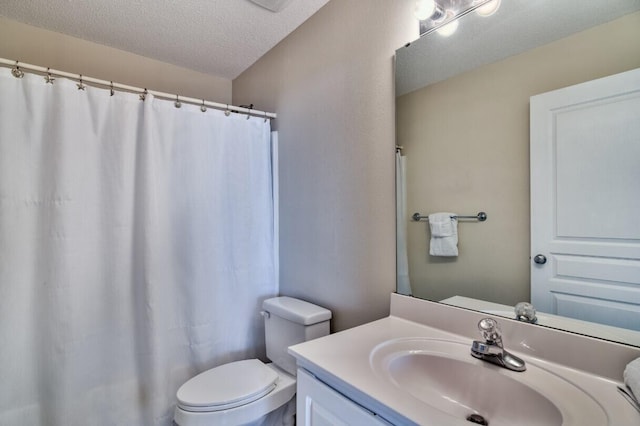 bathroom featuring a shower with shower curtain, a textured ceiling, vanity, and toilet