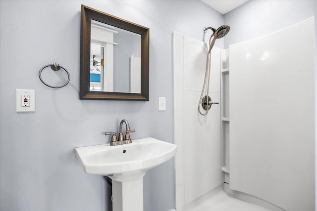 bathroom featuring a sink