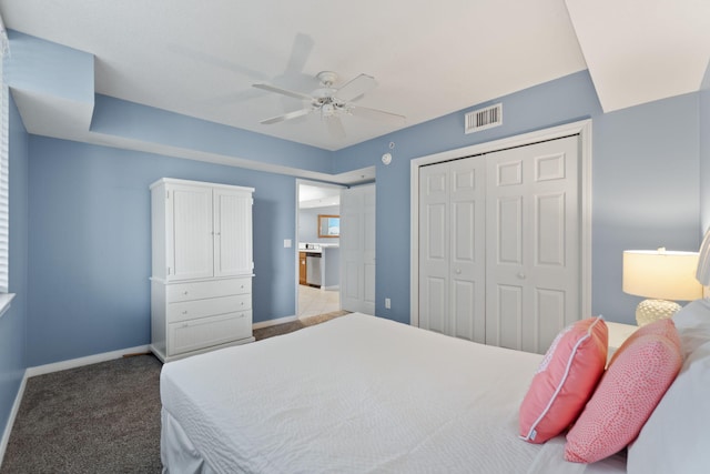 carpeted bedroom with baseboards, visible vents, a closet, and ceiling fan