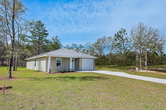 ranch-style home with driveway and a front yard