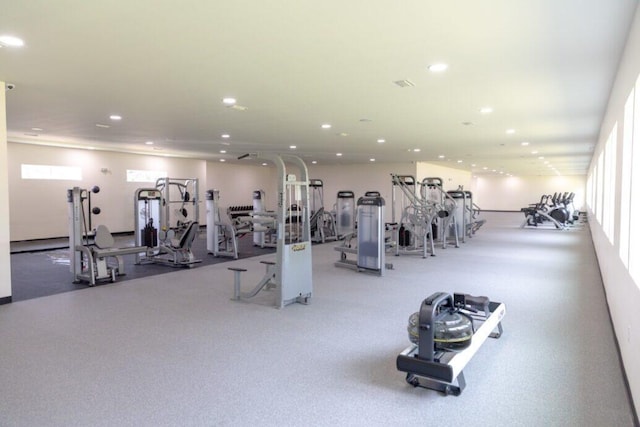 exercise room featuring recessed lighting