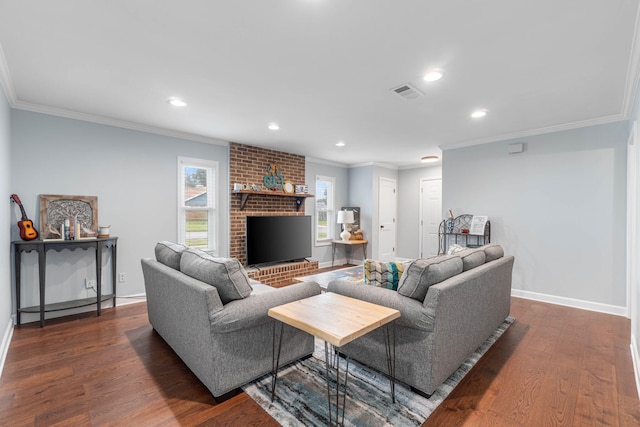 living room featuring dark wood-type flooring, crown molding, visible vents, and baseboards