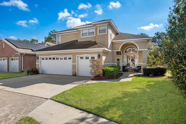 view of front of property featuring stucco siding, driveway, a front yard, and roof with shingles