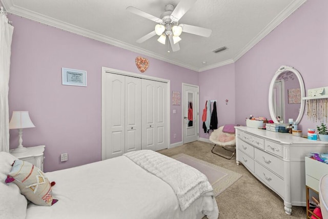 bedroom featuring a ceiling fan, baseboards, visible vents, ornamental molding, and light carpet