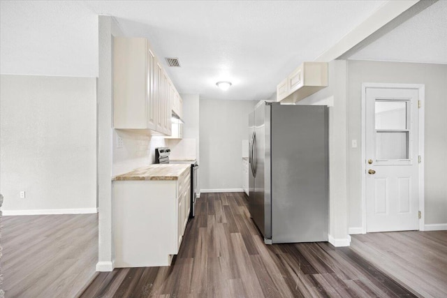 kitchen featuring baseboards, visible vents, dark wood-style flooring, light countertops, and appliances with stainless steel finishes