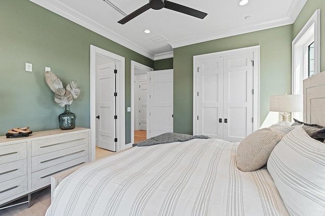 bedroom with a ceiling fan, crown molding, recessed lighting, and a closet