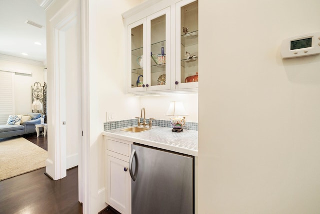 bar with visible vents, recessed lighting, a sink, dark wood-type flooring, and fridge