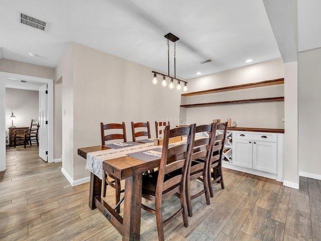 dining room featuring recessed lighting, visible vents, baseboards, and light wood-style flooring