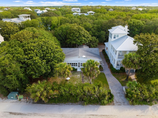 birds eye view of property featuring a forest view