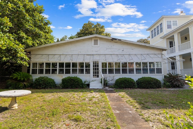 view of front of house with entry steps and a front yard