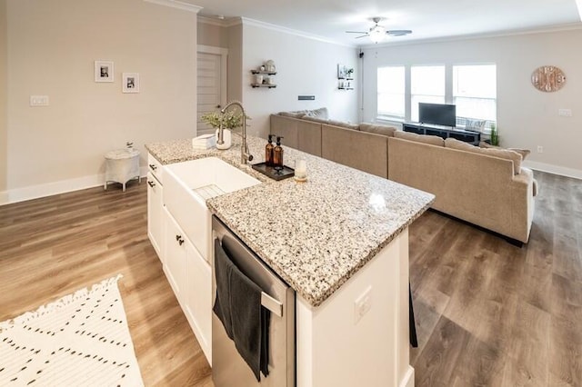 kitchen with ceiling fan, baseboards, dishwasher, ornamental molding, and light wood-style floors