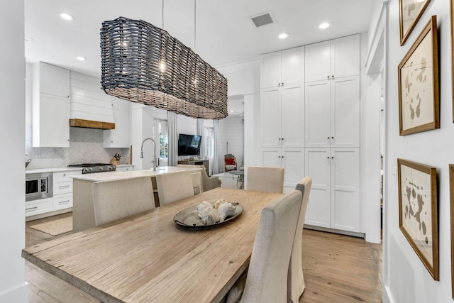 dining space featuring visible vents, recessed lighting, and light wood-type flooring