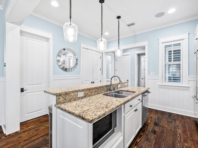 kitchen featuring a sink, visible vents, dark wood-type flooring, and wainscoting