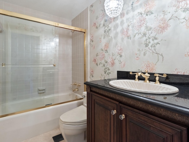 full bath with combined bath / shower with glass door, toilet, vanity, and wallpapered walls