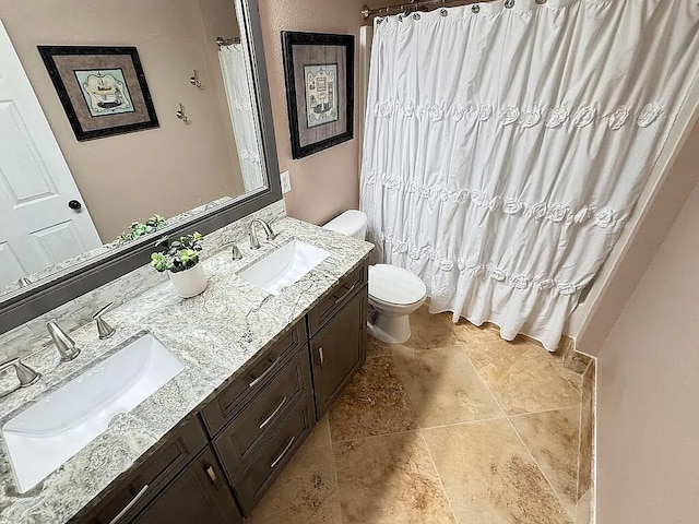 full bath featuring double vanity, toilet, a shower with curtain, and a sink