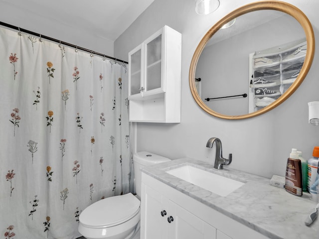 bathroom with a shower with curtain, toilet, and vanity