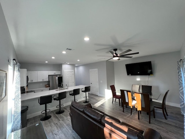 living room with wood finished floors, visible vents, baseboards, recessed lighting, and ceiling fan