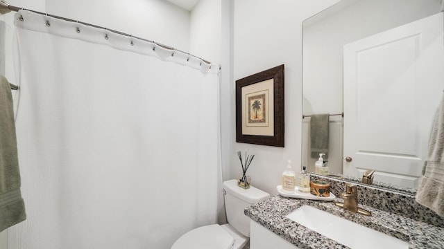 full bathroom with a shower with shower curtain, toilet, and vanity