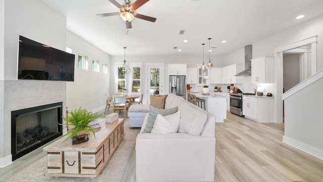 living area featuring light wood finished floors, visible vents, recessed lighting, and baseboards