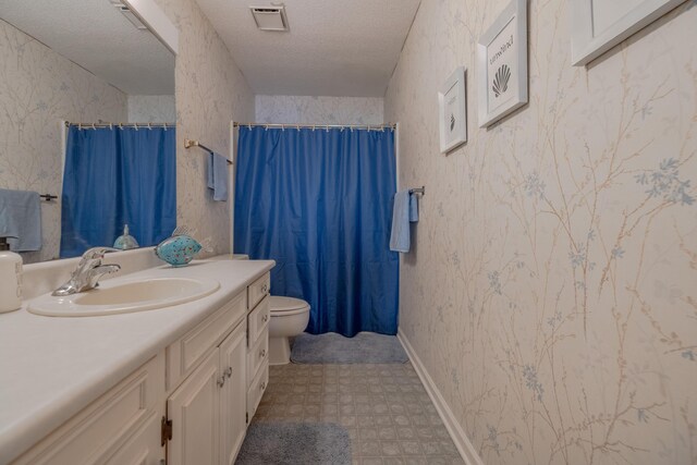 full bathroom featuring visible vents, toilet, a textured ceiling, wallpapered walls, and vanity