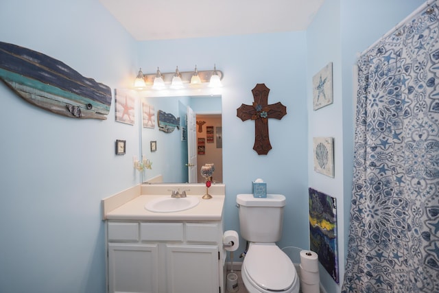 full bathroom featuring vanity, curtained shower, and toilet