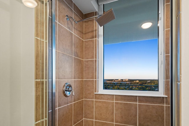 bathroom featuring tiled shower