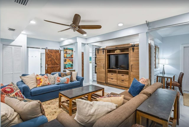 living room featuring recessed lighting, a barn door, visible vents, and ceiling fan