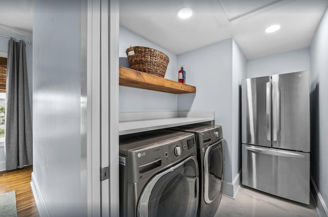 washroom with recessed lighting, baseboards, independent washer and dryer, and laundry area