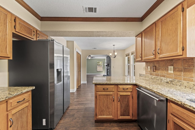 kitchen with visible vents, tasteful backsplash, stainless steel appliances, a peninsula, and an inviting chandelier