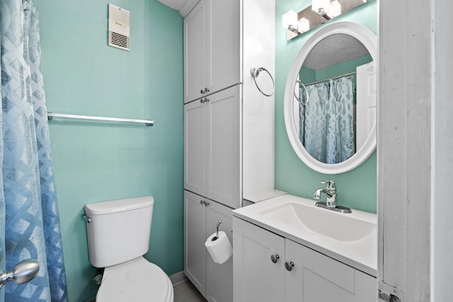 full bathroom featuring visible vents, toilet, vanity, and a textured ceiling