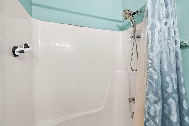 full bathroom featuring a shower with curtain