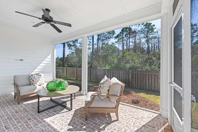 sunroom with ceiling fan