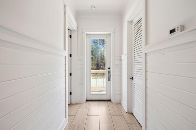 entryway featuring crown molding