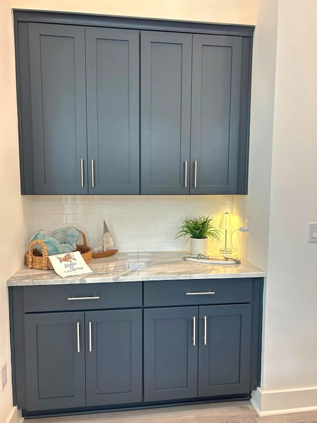 150 Grande Pointe Cir, Inlet Beach, FL 32461 - bar with decorative backsplash and baseboards