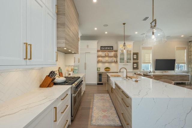 kitchen with visible vents, beverage cooler, a sink, range with two ovens, and custom exhaust hood