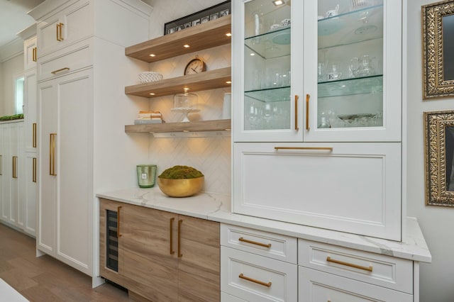 bar with backsplash and dark wood-style floors