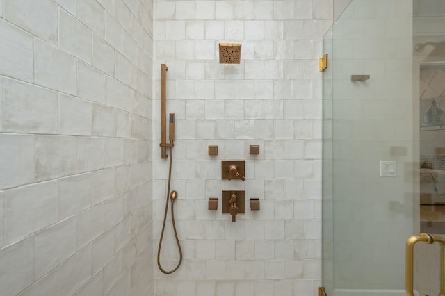 full bathroom featuring a tile shower