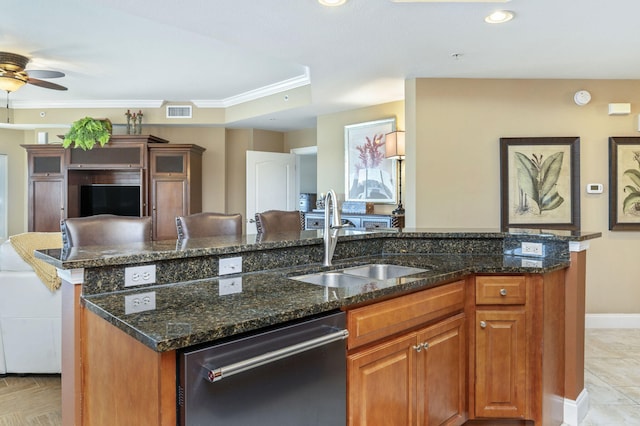 kitchen with visible vents, a center island with sink, a sink, stainless steel dishwasher, and ceiling fan