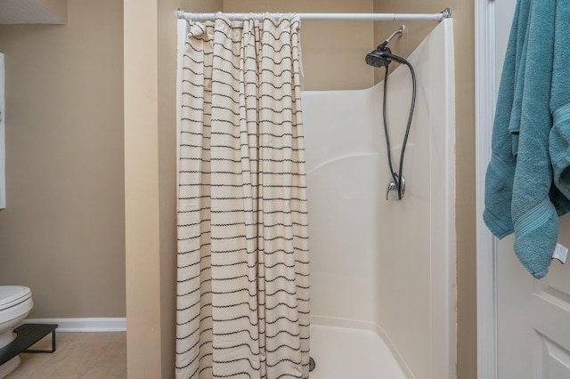 full bath with tile patterned flooring, toilet, a shower with curtain, and baseboards